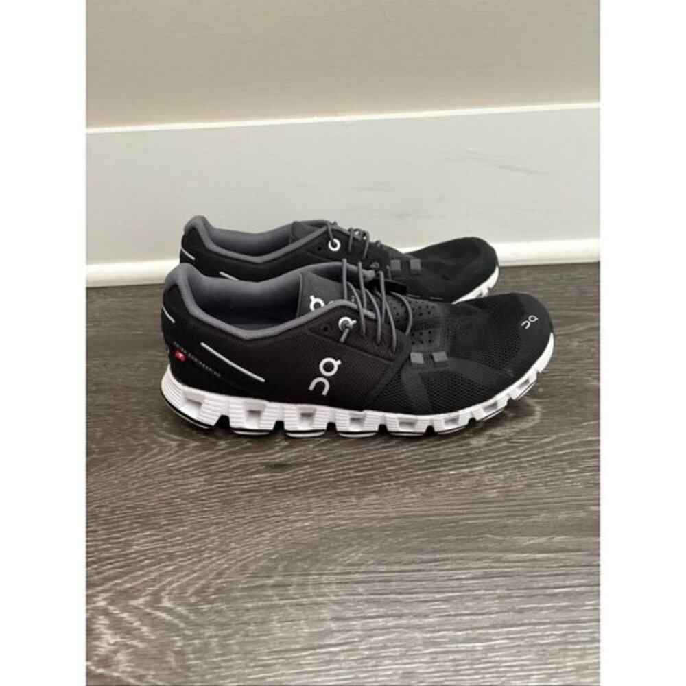 On Cloud Running Women’s Black & White Cloud 5 Running Shoes Size 8